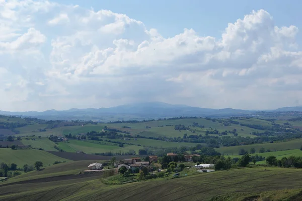 Marche bölgesindeki tepelerin ve dağların manzarası.