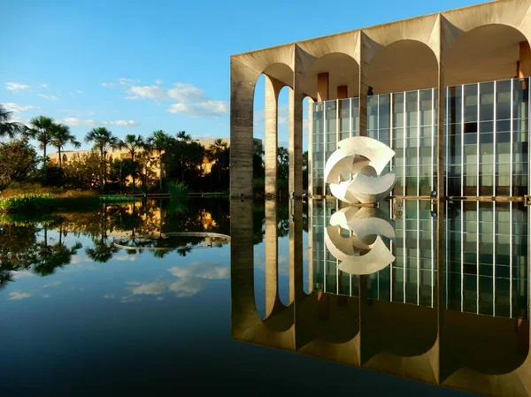 伊塔马拉蒂宫殿在巴西利亚设计的奥斯卡尼迈耶 最著名的巴西建筑师 — 图库照片