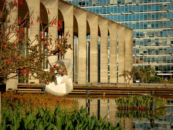 伊塔马拉蒂宫殿在巴西利亚设计的奥斯卡尼迈耶 最著名的巴西建筑师 — 图库照片