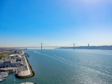 Bir Tagusriver ve Monument keşifler Lizbon, Portekiz için köprü görünümü