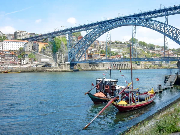 Barcos Coloridos Rio Douro Cidade Porto Portugal Ponte Luis Fundo — Fotografia de Stock