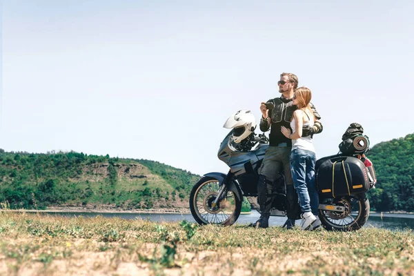 Joven Pareja Romántica Divirtiéndose Junto Río Una Moto Turística Road — Foto de Stock