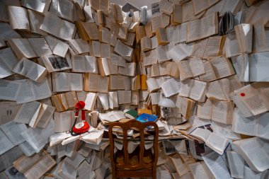 Çok sayıda kitabın kompozisyonu. Bilgi, öğretim, zor öğrenme konsepti. Her yerde bilgi var. Lambalı sandalye ve masa.