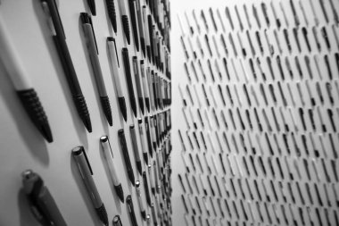 Çok sayıda kitabın kompozisyonu. Bilgi, öğretim, zor öğrenme konsepti. Her yerde bilgi var. Seçici odağı kapat