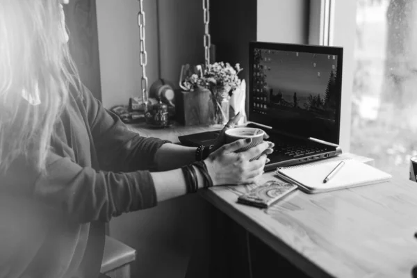 Mujer Estudiante Sostiene Una Taza Rojo Caliente Café Lugar Trabajo —  Fotos de Stock