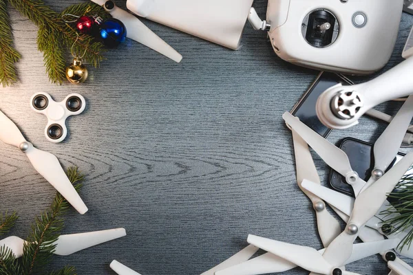 Drone ekipmanları, arka plandaki kontrol paneli. Havadan ateş etme konsepti. En iyi Noel hediyeleri, yeni yıl hediyeleri. Boşluğu kopyala, döndürücü