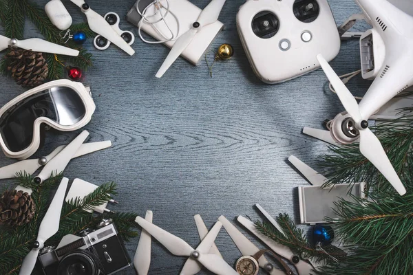 Drone ekipmanları, arka plandaki kontrol paneli. Havadan ateş etme konsepti. En iyi Noel hediyeleri, yeni yıl hediyeleri. kopyalama alanı, döndürme, kayak gözlüğü maskesi