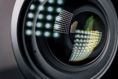 Fotoğraf makinesi ya da video mercek siyah arkaplan, objektif, fotoğrafçı işi konsepti, fotoğrafçı, gazeteci, çalışacak bir videograf aranıyor