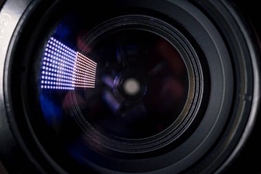 Fotoğraf makinesi ya da video mercek siyah arkaplan, objektif, fotoğrafçı işi konsepti, fotoğrafçı, gazeteci, çalışacak bir videograf aranıyor