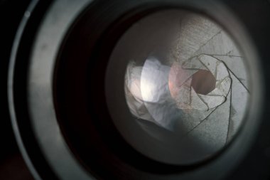 Fotoğraf makinesi ya da video mercek siyah arkaplan, objektif, fotoğrafçı işi konsepti, fotoğrafçı, gazeteci, çalışacak bir videograf aranıyor