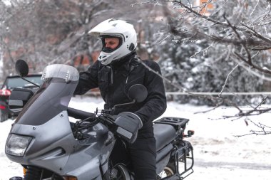 Macera motosikletli bir sürücü. Kış eğlencesi Karlı bir gün. Kar yoluna çık. off road. Çifte spor turu, aktif yaşam tarzı konsepti. Kış giysileri, ekipmanlar, kopyalama spazmı
