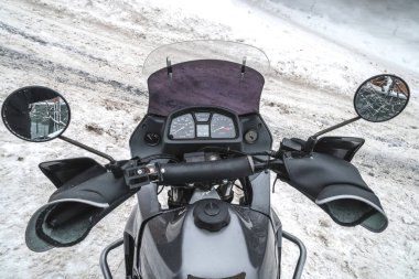 Birinci şahıs manzaralı, motosiklet direksiyonlu. Eldivenler kötü, soğuk hava için. Kış, motosikletçi, ekstrem sürüş, maceracı, macera motosikleti