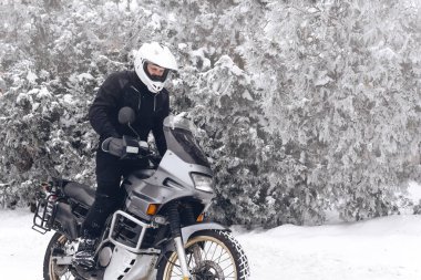 Macera motosikletli bir sürücü. Kış eğlencesi Karlı bir gün. Kar yoluna çık. off road. Çifte spor turu, aktif yaşam tarzı konsepti. Kış giysileri, ekipmanlar, kopyalama spazmı