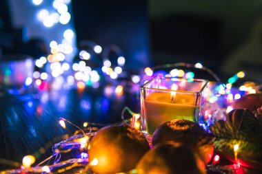 Mandalina Kutularıyla Yeni Yıl Kompozisyonu Çam Kozalakları Sepet Siyah Arka plan Dekorasyonu