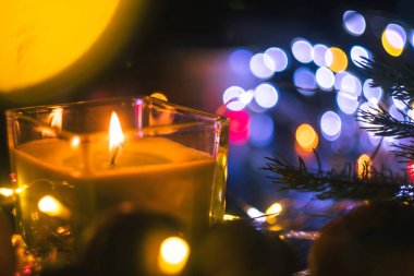 Mum, çelenk, renkli ışıklar, seçici odak Kara Arkaplan Tatil Dekorasyonu, kopyalama alanı