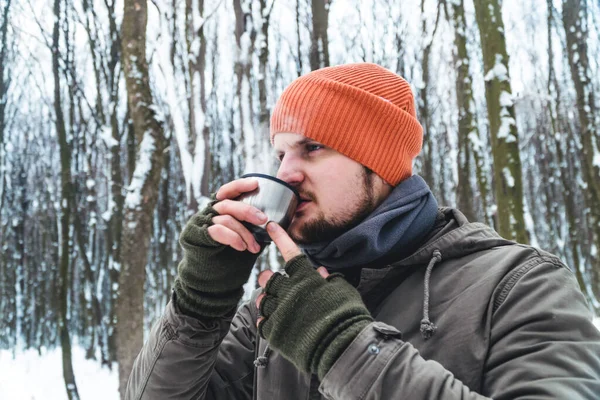 Turista Homem Beber Chá Quente Café Floresta Neve Conceito Aventura — Fotografia de Stock