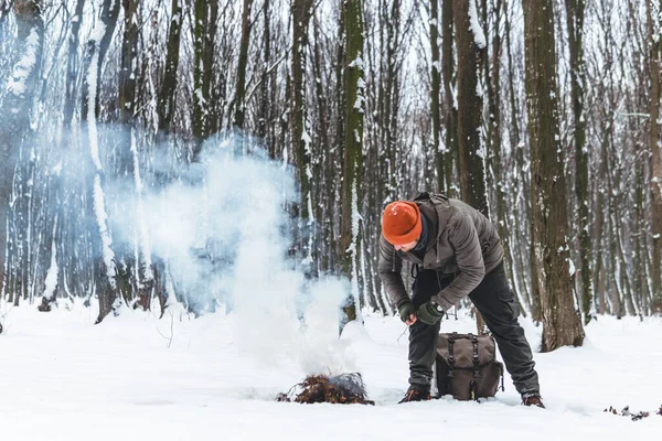 Viajante Faz Uma Fogueira Hora Inverno Conceito Aventura Férias Ativas — Fotografia de Stock