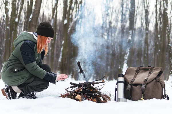 Menina Está Sentada Perto Fogo Acampamento Inverno Conceito Aventura Férias — Fotografia de Stock