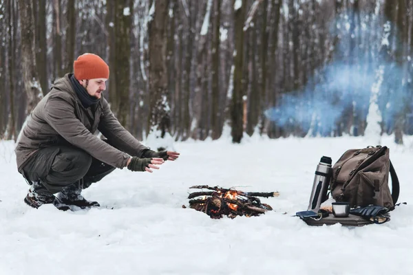 Homem Viajante Senta Perto Fogo Acampamento Aquece Mãos Hora Inverno — Fotografia de Stock