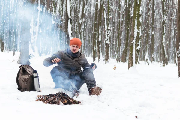 Viajante Homem Senta Perto Fogo Acampamento Hora Inverno Conceito Aventura — Fotografia de Stock