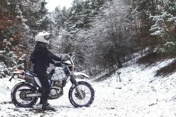 Hombre Jinete Una Motocicleta Motocross Invierno Deslizarse Sobre Bosque Nevado — Foto de Stock