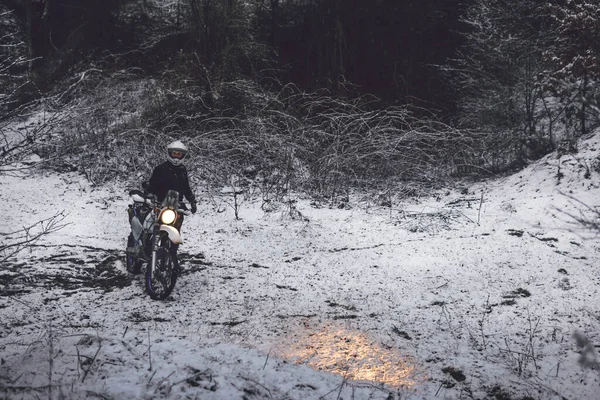 Homem Cavaleiro Uma Motocicleta Inverno Motocross Deslize Uma Floresta Nevada — Fotografia de Stock