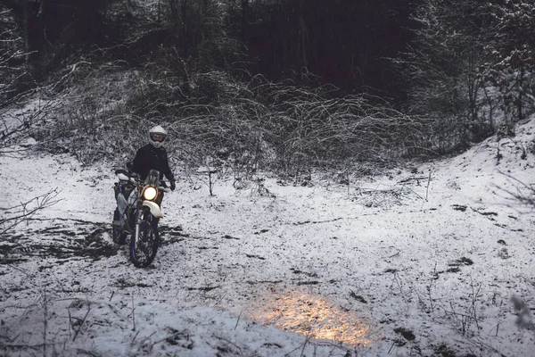 Cavalier Sur Une Moto Motocross Hiver Skid Sur Une Forêt — Photo