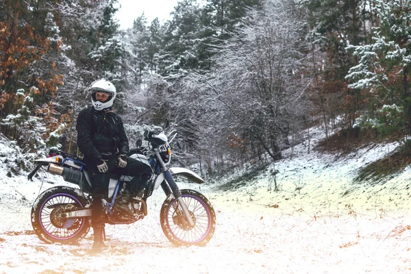 Jeździec Motocyklu Winter Motocross Płoza Śnieżnym Lesie Śnieg Spod Kół — Zdjęcie stockowe