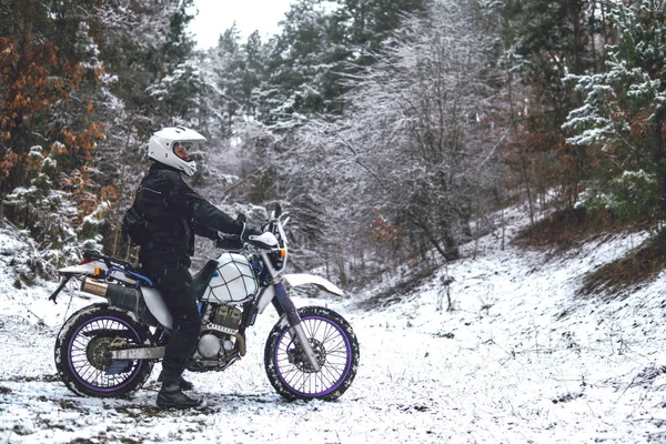 Всадник Мотоцикле Зимний Мотокросс Занос Заснеженный Лес Снег Колес Мотоцикла — стоковое фото