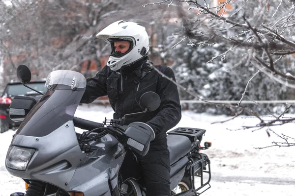 Macera motosikletli bir sürücü. Kış eğlencesi Karlı bir gün. Kar yoluna çık. off road. Çifte spor turu, aktif yaşam tarzı konsepti. Kış giysileri, ekipmanlar, kopyalama spazmı