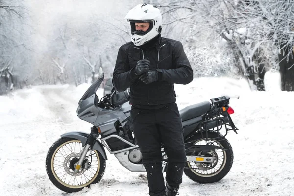Jeździec Motocykl Przygodowy Zimowa Zabawa Śnieżny Dzień Śnieg Pod Kołami — Zdjęcie stockowe