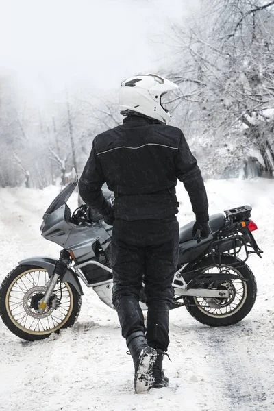 Jeździec Motocykl Przygodowy Zimowa Zabawa Śnieżny Dzień Skuter Śnieżny Enduro — Zdjęcie stockowe