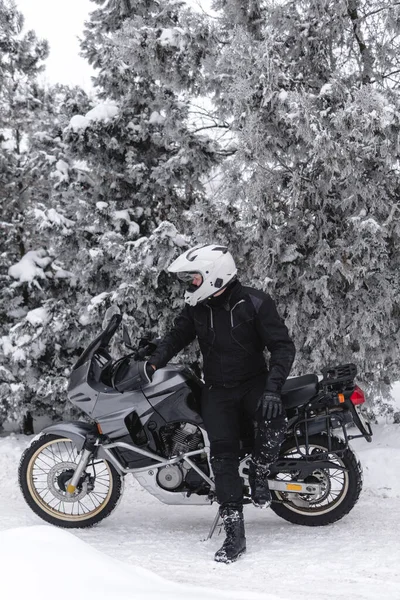 Jeździec Siedzi Motocyklu Przygody Zimowa Zabawa Śnieżny Dzień Motocykl Śnieg — Zdjęcie stockowe