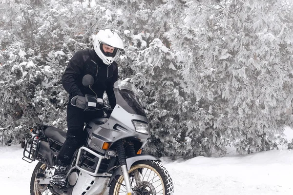 Macera motosikletli bir sürücü. Kış eğlencesi Karlı bir gün. Kar yoluna çık. off road. Çifte spor turu, aktif yaşam tarzı konsepti. Kış giysileri, ekipmanlar, kopyalama spazmı