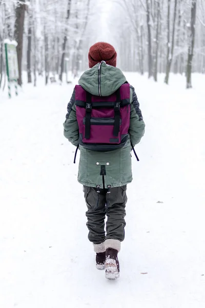 Menina Viajante Com Uma Bordo Mochila Vermelha Andando Estrada Coberta — Fotografia de Stock