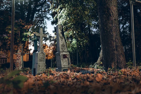 Staré Náhrobní Kameny Zřícenina Podzimním Lese Hřbitov Večerních Hodinách Noc — Stock fotografie