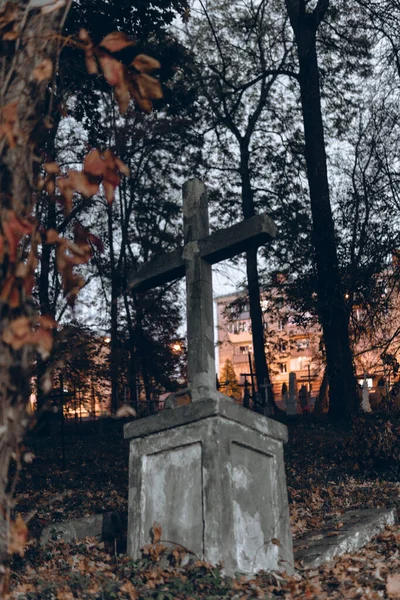 Staré Náhrobky Zřícenina Podzimním Lese Hřbitov Večerních Hodinách Svislá Fotografie — Stock fotografie