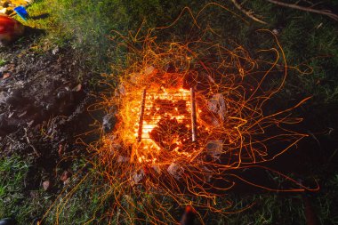 Küçük portatif katlanabilir Brezilya. Kampta yemek pişirmek. Isı, kömür ve bir sürü kıvılcım. Yaz gecesi. Yürüyüşte akşam yemeği. Gıda ve turizm konsepti