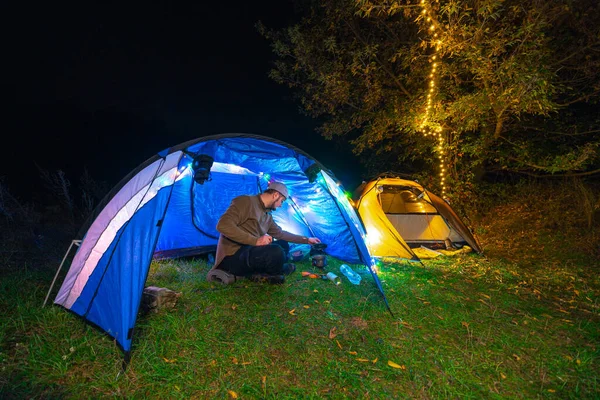 Man Bereidt Eten Een Mini Gasbrander Een Pot Een Fles — Stockfoto