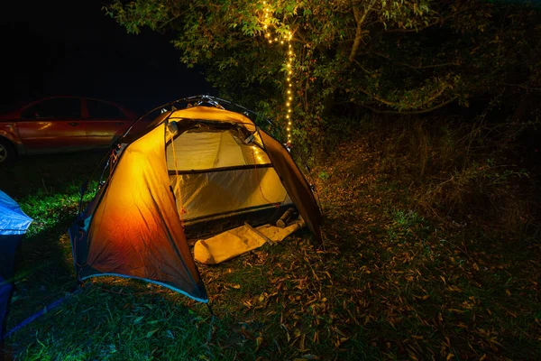 Brown Flash Realize Folding Tourist Camping Tent Включите Свет Ночь — стоковое фото