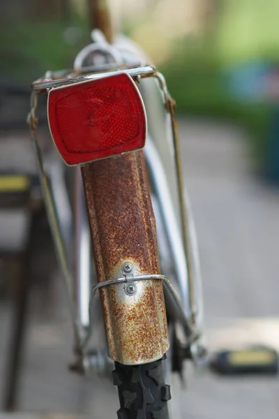날개와 반사경 자전거의 뒷모습 — 스톡 사진