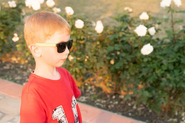 Zamyślony Stylowy Chłopiec Czerwonej Koszulce Okularach Przeciwsłonecznych — Zdjęcie stockowe