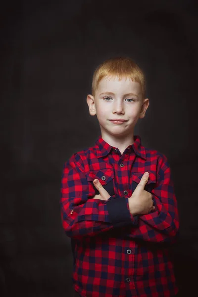 Šestiletý Chlapec Rudými Vlasy Modrýma Očima Stojí Založenýma Rukama Prsou — Stock fotografie