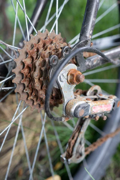 비포장 자전거의 뒷바퀴 체인의 — 스톡 사진