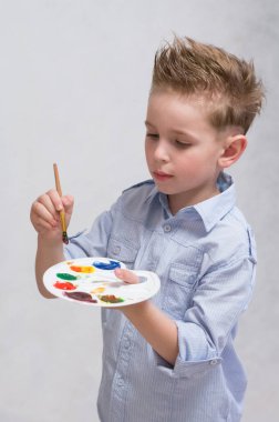 İşte paleti olan genç bir sanatçı.