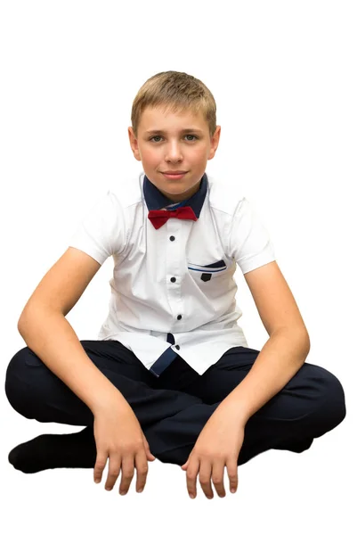 Portret Europejskiego Chłopca Białej Stylowej Koszuli Krótkim Rękawem Siedzącego Podłodze — Zdjęcie stockowe