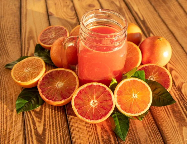 Helle Komposition Mit Roten Orangen Und Fruchtsaft Von Frischen Blutorangen — Stockfoto