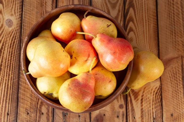 Close Pear Bowl Ripe Organic Pears Rustic Wood Top View — Stock Photo, Image