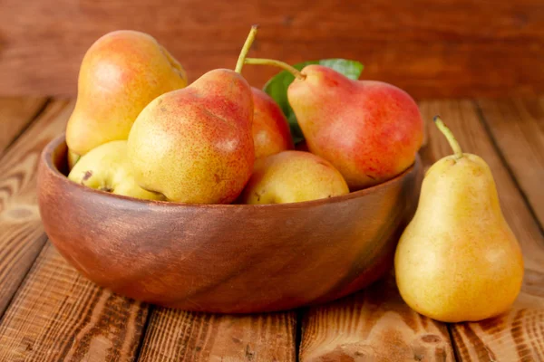 Pear Bowl Ripe Organic Pears Rustic Wooden Background — Stock Photo, Image