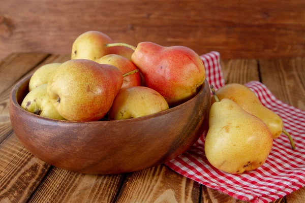 Close Pear Bowl Cup Fresh Pears Red Napkin Rustic Wooden — Stock Photo, Image